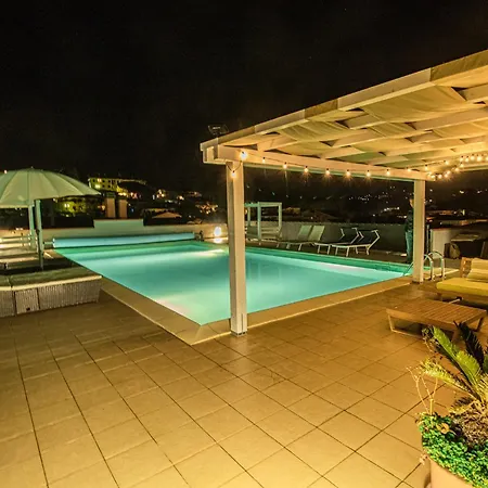 Daire Attico Con Piscina Pivata A *